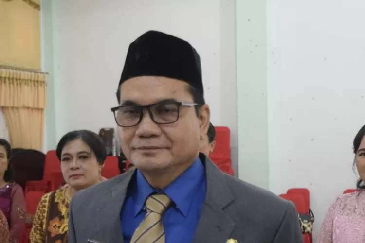Kepala BPKAD Gumas Hardeman saat menerima satya lencana di GPU Damang Batu, belum lama ini. (Sepanya/Kalteng Pos)