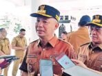 BARITO SELATAN BERI KETERANGAN: Bupati Barsel, H Eddy Raya Samsuri dan Wabup Khristianto Yudha saat memberikan keterangan pers, kemarin.