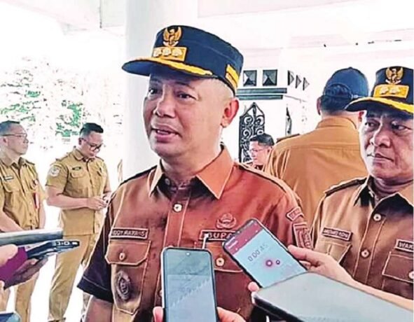 BERI KETERANGAN: Bupati Barsel, H Eddy Raya Samsuri dan Wabup Khristianto Yudha saat memberikan keterangan pers, kemarin.
