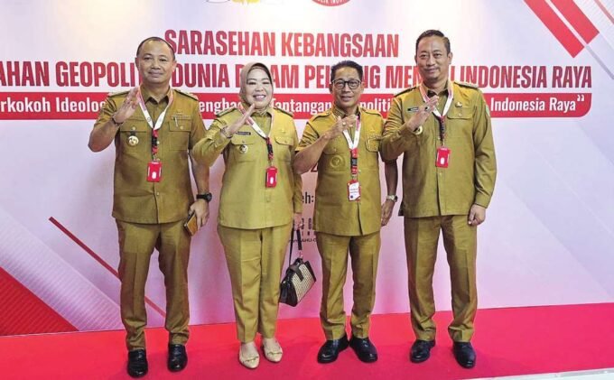 MENGHADIRI: Bupati Barsel, Eddy Raya Samsuri (paling kiri) menghadiri kegiatan yang dihadiri Presiden RI, Selasa (20/5).