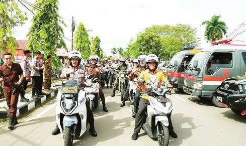 GELAR AKSI: Apel gabungan dalam rangka menolak aksi premanisme yang berlangsung di Mako Polres Buntok, Kamis (22/5).
