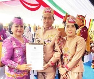 DITERIMA : Wakil Bupati Barsel, Khristianto Yudha (tengah) saat menerima SK Merah Putih, pekan lalu.