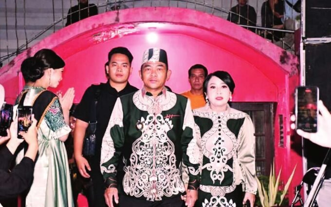 PENUTUPAN: Wakil Bupati Barsel, Khristianto Yudha bersama istri saat mengikuti acara penutupan FBIM di Palangka Raya, Jumat (23/5).