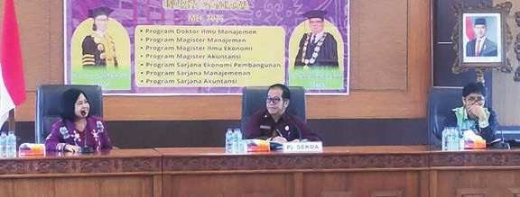 BERI SEMANGAT: Pj Sekda Bartim, Misnohartaku (tengah), memimpin pertemuan dengan FEB UPR di Ruang Rapat Kantor Bupati Bartim, Jumat (16/5).