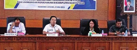 BUKA RAPAT: Asisten I Setda Bartim, Ari Panan P Lelu (tengah) ketika membuka rapat pembahasan Raperbup TJSLP, kemarin.