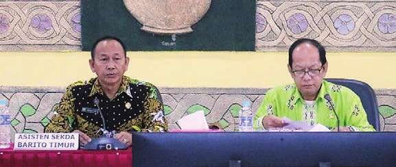 SERIUS: Asisten II Setda Bartim, Amrullah dan Kepala Bappelitbangda Bartim, Franz Sila Utama, memimpin FPD, kemarin.