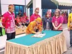 BERKOMITMEN: Pj Sekda Bartim, Misnohartaku menandatangani fakta integritas sebagai elemen mendukung penerimaan peserta didik yang bersih dan transparan, Jumat (23/5).