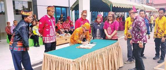 BERKOMITMEN: Pj Sekda Bartim, Misnohartaku menandatangani fakta integritas sebagai elemen mendukung penerimaan peserta didik yang bersih dan transparan, Jumat (23/5).