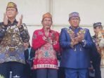 APRESIASI: Ketua DPRD Kalteng Arton S Dohong (tengah) saat menghadiri Karnaval Budaya yang merupakan rangkaian kegiatan FBIM, Minggu (18/5).