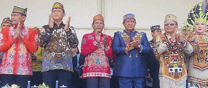 APRESIASI: Ketua DPRD Kalteng Arton S Dohong (tengah) saat menghadiri Karnaval Budaya yang merupakan rangkaian kegiatan FBIM, Minggu (18/5).