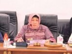 DPRD BATARA PIMPIN RAPAT: Ketua DPRD Barito Utara, Ir Hj Mery Rukaini MIP saat memimpin rapat di Ruang Rapat DPRD setempat, pekan lalu.
