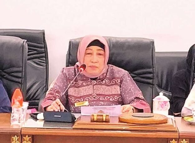 PIMPIN RAPAT: Ketua DPRD Barito Utara, Ir Hj Mery Rukaini MIP saat memimpin rapat di Ruang Rapat DPRD setempat, pekan lalu.