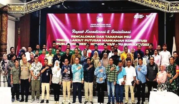 MENGHADIRI: DPRD Barito Utara, Hj Mery Rukaini menghadiri kegiatan Rakor don Sosialisasi Pencalonan dan Tahapan Pemungutan Suara Ulang (PSU), di Gedung Balai Antang, Minggu (25/5).
