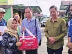 DPRD BATARA 15 SALURKAN BANTUAN: Anggota DPRD Barito Utara, Patih Herman (tiga dari kanan) dampingi Pj Bupati Muhlis (dua dari kanan) dan Kadinsos PMD Suparmi A Aspian (paling kanan) menyerahkan bantuan kepada warga, Sabtu (10/5).