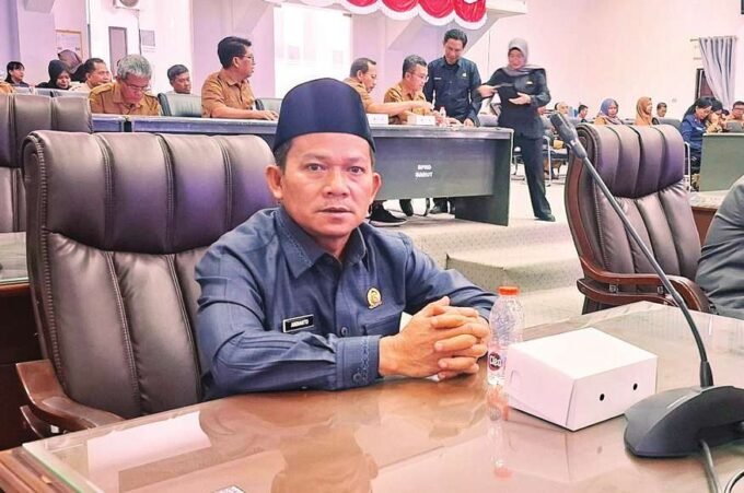 RAPAT PARIPURNA: Sekretaris Komisi II DPRD Barito Utara, Ardianto saat mengikuti Rapat Paripurna di Ruang Rapat DPRD setempat, belum lama ini.