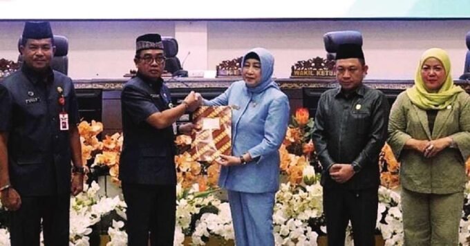 SERAHKAN REKOMENDASI: Ketua DPRD Barito Utara, Hj Mery Rukaini (tiga dari kanan) didampingi wakil ketua I dan wakil ketua II menyerahkan rekomendasi DPRD, terhadap LKPj Bupati Barito Utara Tahun Anggaran 2024, di Ruang Sidang Paripuma DPRD Kabupaten Barito Utara, Rabu (21/5).
