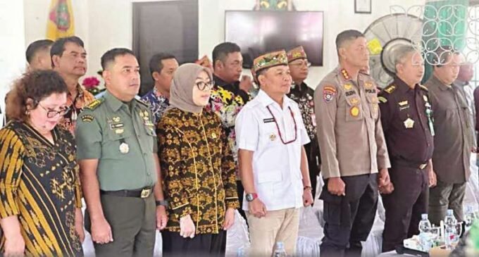 Wakil Ketua I DPRD Kalteng Riska Agustina membersamai Gubernur Kalteng H Agustiar Sabran mengunjungi panti sosial di Kecamatan Bukit Batu, beberapa waktu lalu.