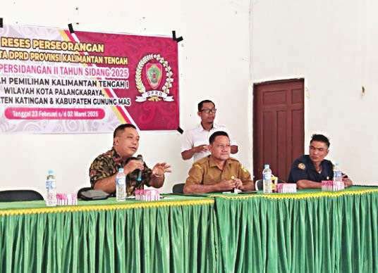 KUNJUNGI MASYARAKAT: Anggota DPRD Kalteng Lohing Simon menyerap aspirasi masyarakat saat melaksanakan reses di daerah pemiliha, belum lama ini.