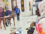 PARIPURNA: Ketua DPRD Kabupaten Kapuas Ardiansah disaksikan Wakil Bupati Kapuas Dodo dan Wakil Ketua II DPRD Kabupaten Kapuas Berinto menandatangani nota kesepakatan rancangan awal RPJMD Kabupaten Kapuas Tahun 2025-2029, Kamis (22/5).