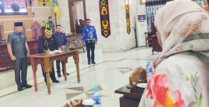 PARIPURNA: Ketua DPRD Kabupaten Kapuas Ardiansah disaksikan Wakil Bupati Kapuas Dodo dan Wakil Ketua II DPRD Kabupaten Kapuas Berinto menandatangani nota kesepakatan rancangan awal RPJMD Kabupaten Kapuas Tahun 2025-2029, Kamis (22/5).