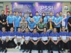 FOTO BERSAMA: Ketua Asosiasi Kabupaten (Askab) PSSI Kapuas periode 2025-2029 Arhensa Mullah Muhammad bersama Ketua KONI Kapuas Septedy, Dandim Kapuas Letkol Inf Pamungkas Army Saputro, Wakapolres Kapuas Kompol Roni Nababan dan pengurus foto bersama.