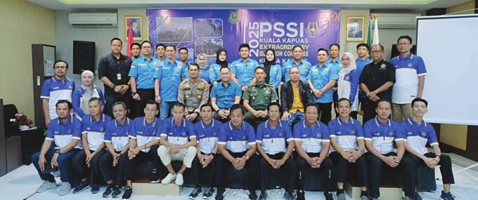 FOTO BERSAMA: Ketua Asosiasi Kabupaten (Askab) PSSI Kapuas periode 2025-2029 Arhensa Mullah Muhammad bersama Ketua KONI Kapuas Septedy, Dandim Kapuas Letkol Inf Pamungkas Army Saputro, Wakapolres Kapuas Kompol Roni Nababan dan pengurus foto bersama.