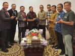 KENANG-KENANGAN: Wakil Ketua I DPRD Kapuas Yohanes menerima cendera mata dari Direktur PT Kalteng Pos Press Dr HM Wahyudie F Dirun, Senin (26/5).