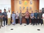 CENDERA MATA: Ketua Pansus III DPRD Kabupaten Kapuas Ilham bersama anggota saat kunjungan di DPRD Kota Malang.