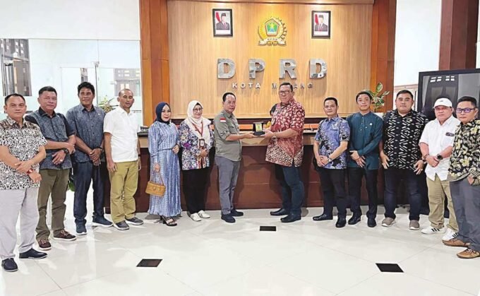 CENDERA MATA: Ketua Pansus III DPRD Kabupaten Kapuas Ilham bersama anggota saat kunjungan di DPRD Kota Malang.
