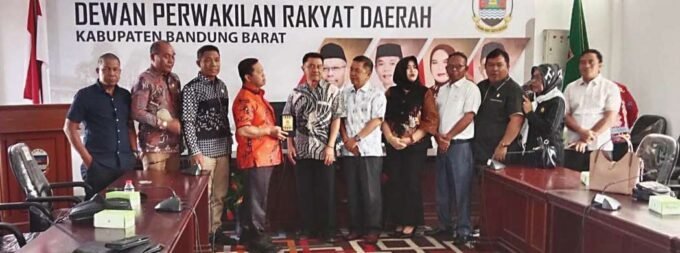 Wakil Ketua I DPRD Kabupaten Kapuas Yohanes, Ketua Pansus I DPRD Kapuas Abdurahman Amur dan beserta anggota pansus I melaksanakan kegiatan konsultasi dan koordinasi ke DPRD Bandung Barat.
