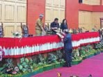 MENYERAHKAN: Wakil Ketua I Komisi I DPRD Kota Palangka Raya, Salundik menyerahkan berkas pembacaan pansus terhadap rekomendasi bpk ri ke unsur pimpinan, di Gedung Paripurna DPRD Kota Palangka Raya, Senin (26/5)