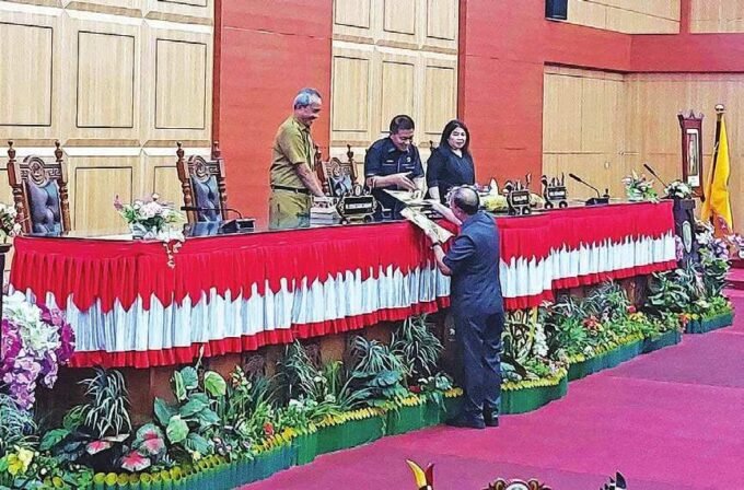 MENYERAHKAN: Wakil Ketua I Komisi I DPRD Kota Palangka Raya, Salundik menyerahkan berkas pembacaan pansus terhadap rekomendasi bpk ri ke unsur pimpinan, di Gedung Paripurna DPRD Kota Palangka Raya, Senin (26/5)