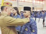 GUMAS MENYEMATKAN Bupati Gumas, Jaya S Monong saat menyematkan PIN tanda CPNS bagi peserta yang menerima SK di GPU Tampung Penyang, Senin (19/5).