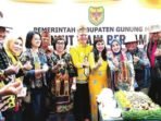 GUNUNG MAS KUNJUNGAN: Bupati Gumas, Jaya S Monong bersama istrinya, dan wabup, Efrensia LP Umbing saat mendampingi Gubernur Kalteng H Agustiar Sabran ketika di stan Pemkab Gumas, Minggu malam (18/5).