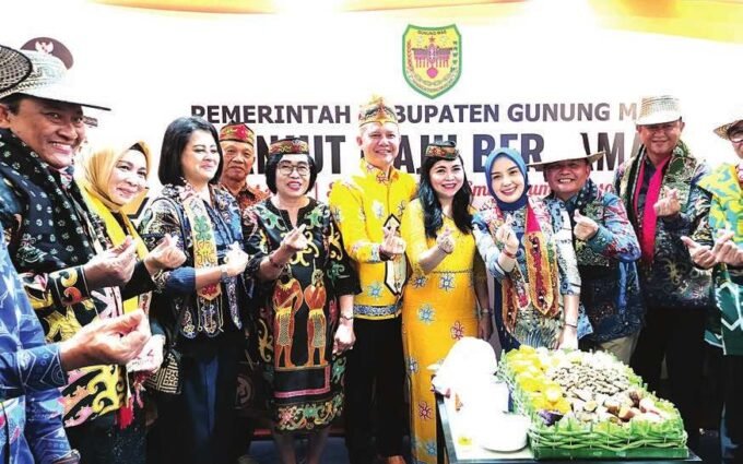 KUNJUNGAN: Bupati Gumas, Jaya S Monong bersama istrinya, dan wabup, Efrensia LP Umbing saat mendampingi Gubernur Kalteng H Agustiar Sabran ketika di stan Pemkab Gumas, Minggu malam (18/5).