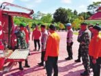GUNUNG MAS APEL: Plt Kepala BPBD Gumas, Atis saat menghadiri apel kesiapsiagaan di halaman mapolres setempat, belum lama ini.