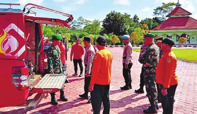 APEL: Plt Kepala BPBD Gumas, Atis saat menghadiri apel kesiapsiagaan di halaman mapolres setempat, belum lama ini.