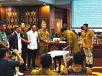 GUNUNG MAS HADIRI: Bupati Gumas, Jaya S Monong bersama Gubernur Kalteng, H Agustiar Sabran dan pejabat lainnya saat menghadiri rapat di di Aula Eka Hapakat Kantor Gubernur, Selasa (20/5).