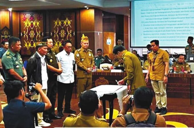 HADIRI: Bupati Gumas, Jaya S Monong bersama Gubernur Kalteng, H Agustiar Sabran dan pejabat lainnya saat menghadiri rapat di di Aula Eka Hapakat Kantor Gubernur, Selasa (20/5).