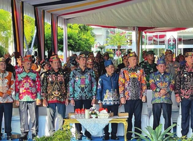 MENGHADIRI: Bupati Gumas Jaya S Monong saat menghadiri apel di kantor gubernur Kalteng, Jumat (23/5).