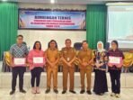 GUNUNG MAS KEBERSAMAAN: Kepala Dinkes Gumas Arnold Usop bersama ketua panitia, dan sejumlah narasumber serta peserta bimtek di aula kantor bapperida, Senin (26/5).
