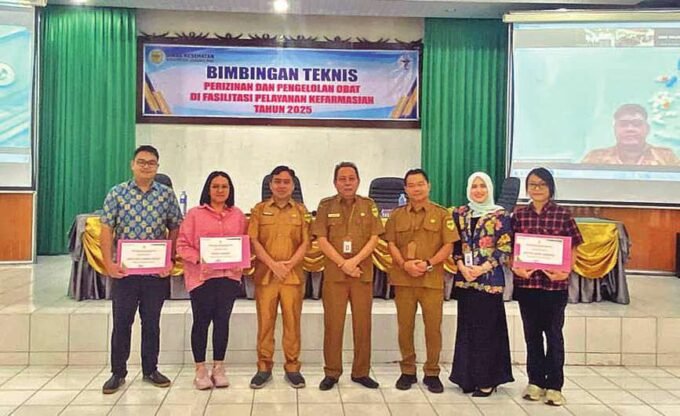 KEBERSAMAAN: Kepala Dinkes Gumas Arnold Usop bersama ketua panitia, dan sejumlah narasumber serta peserta bimtek di aula kantor bapperida, Senin (26/5).