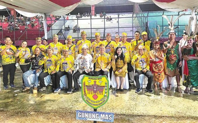 DUKUNG PENUH: Bupati Gunung Mas, Jaya S Monong bersama istrinya Mimie Mariatie, Kepala Disbudpar, Hansli Gonak, dan sejumlah camat, serta perwakilan kontingen FBIM 2025 di stadion Tuah Pahue, Palangka Raya. Sabtu malam (17/5).