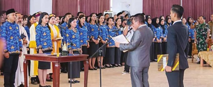 KAPUAS PELANTIKAN: Bupati Kapuas H Muhammad Wiyatno melantik serta mengambil sumpah/janji jabatan fungsional P3K di lingkungan Pemerintah Kabupaten Kapuas di Aula Rumah Jabatan Bupati Kapuas, Senin (26/5).