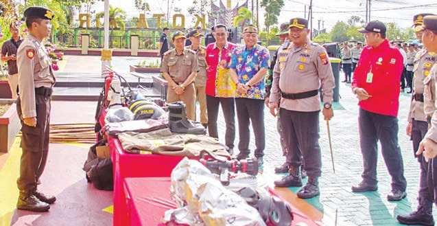 TINJAU SARPRAS: Wakil Bupati Kapuas Dodo metinjau Sarpras dalam rangka kesiapan penanggulangan karhutla tahun 2025 di halaman Mapolres Kapuas, Jumat (16/5).