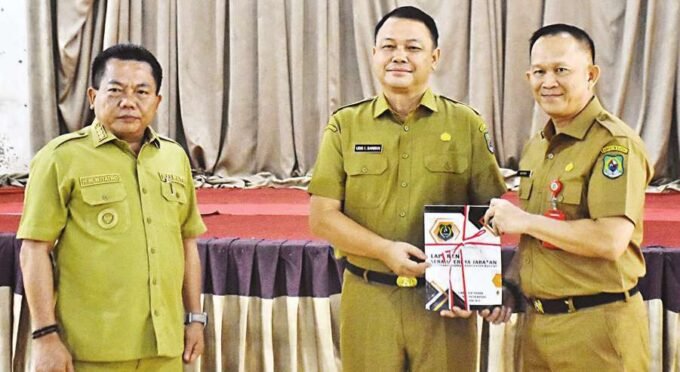 MEMORY JABATAN: Sekda lama Septedy (kanan) menyerahkan memory jabatan kepada (Pj) Sekda Dr Usis I Sangkai di Aula Kantor Bupati Kapuas, Selasa (20/5).