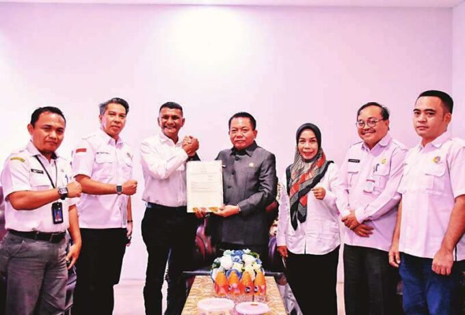 HAK ATAS TANAH: Bupati Kapuas H Muhammad Wiyatno menerima sertifi kat hak atas tanah milik SR dari Kepala Kantor Wilayah BPN Kabupaten Kapuas Dr Yuliandi, Rabu (21/5).