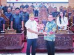 PENYERAHAN DOKUMEN: Bupati Kapuas HM Wiytatno menyerahkan rancangan awal RPJMD Kabupaten Kapuas Tahun 2025-2029 pada rapat paripurna, Rabu (21/5) malam.