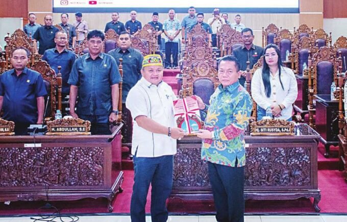 PENYERAHAN DOKUMEN: Bupati Kapuas HM Wiytatno menyerahkan rancangan awal RPJMD Kabupaten Kapuas Tahun 2025-2029 pada rapat paripurna, Rabu (21/5) malam.