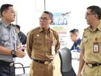 Pj Sekda Katingan, Deddy Ferras (kanan) didampingi Kepala DPMPTSP Kabupaten Katingan H Hariawan (tengah), bersama pihak Kantor Imigrasi Sampit membuka pelayanan perdana kepengurusan paspor dan lainnya di Mal Pelayanan Publik Katingan.